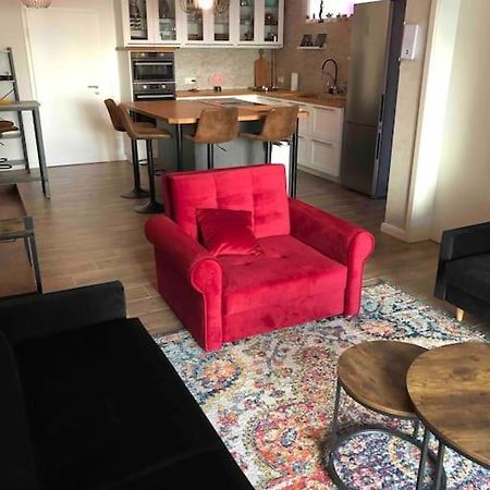 Stylisches Maybach Appartement Mit Terrasse Fuer 5 Personen, 5 Betten, Grosse Kochinsel, Homeoffice Mit 250Mbit Wlan Aidlingen Exterior foto